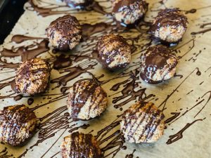 A tray of macaroons drizzled with dark chocolate - a recipe on the anti-inflammatory diet - EBS.
