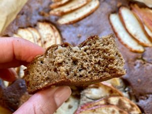 Gut-friendly apple and cinnamon cake recipe